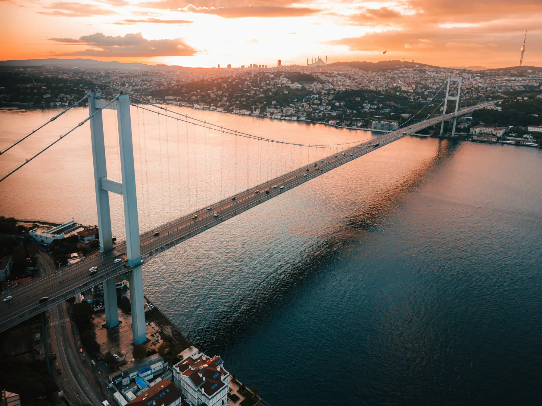 Altın saatte kuşbakışı İstanbul Boğazı ve köprü manzarası